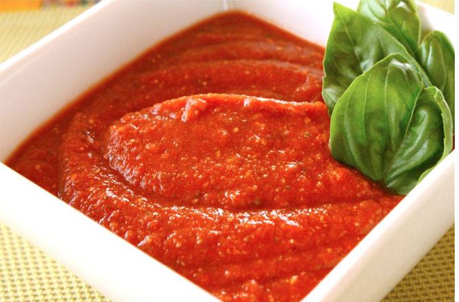 Sốt cà chua ngon được làm 100% bằng cà chua sạch tại Đế pizza Hit