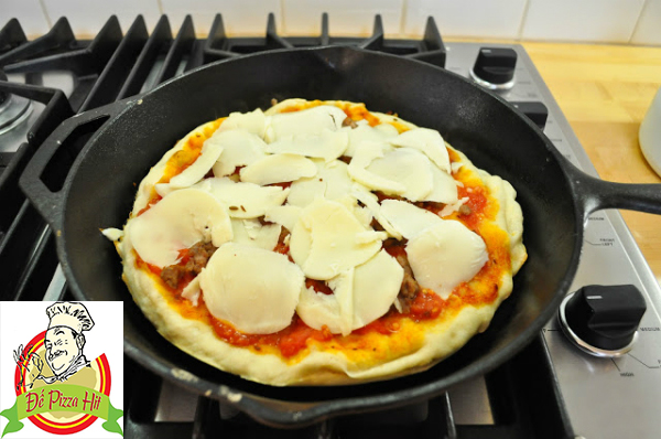 Nhân bánh pizza được bao phủ bởi lớp phomai xắt mỏng