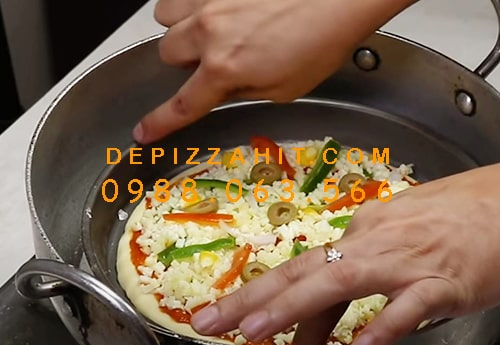 Độc chiêu cách làm đế bánh pizza không cần lò nướng 1.3